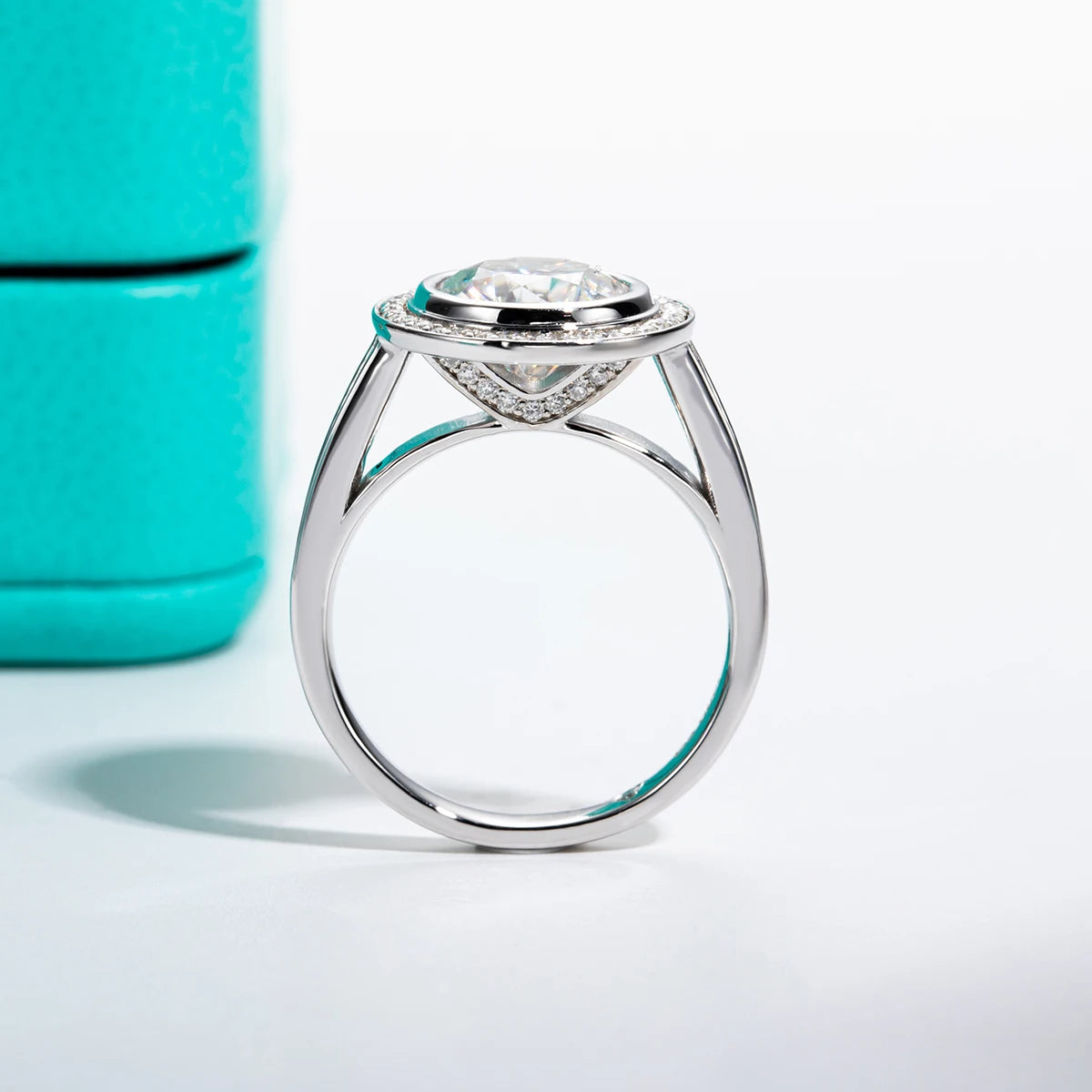Round moissanite halo 3ct D color VVS1, halo accent stones detail — Aurora Moissanite