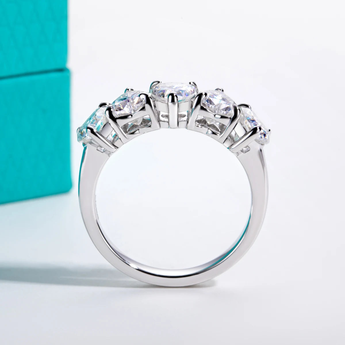 Heart moissanite wedding band 2.5cttw D color VVS1, stone detail — Aurora Moissanite