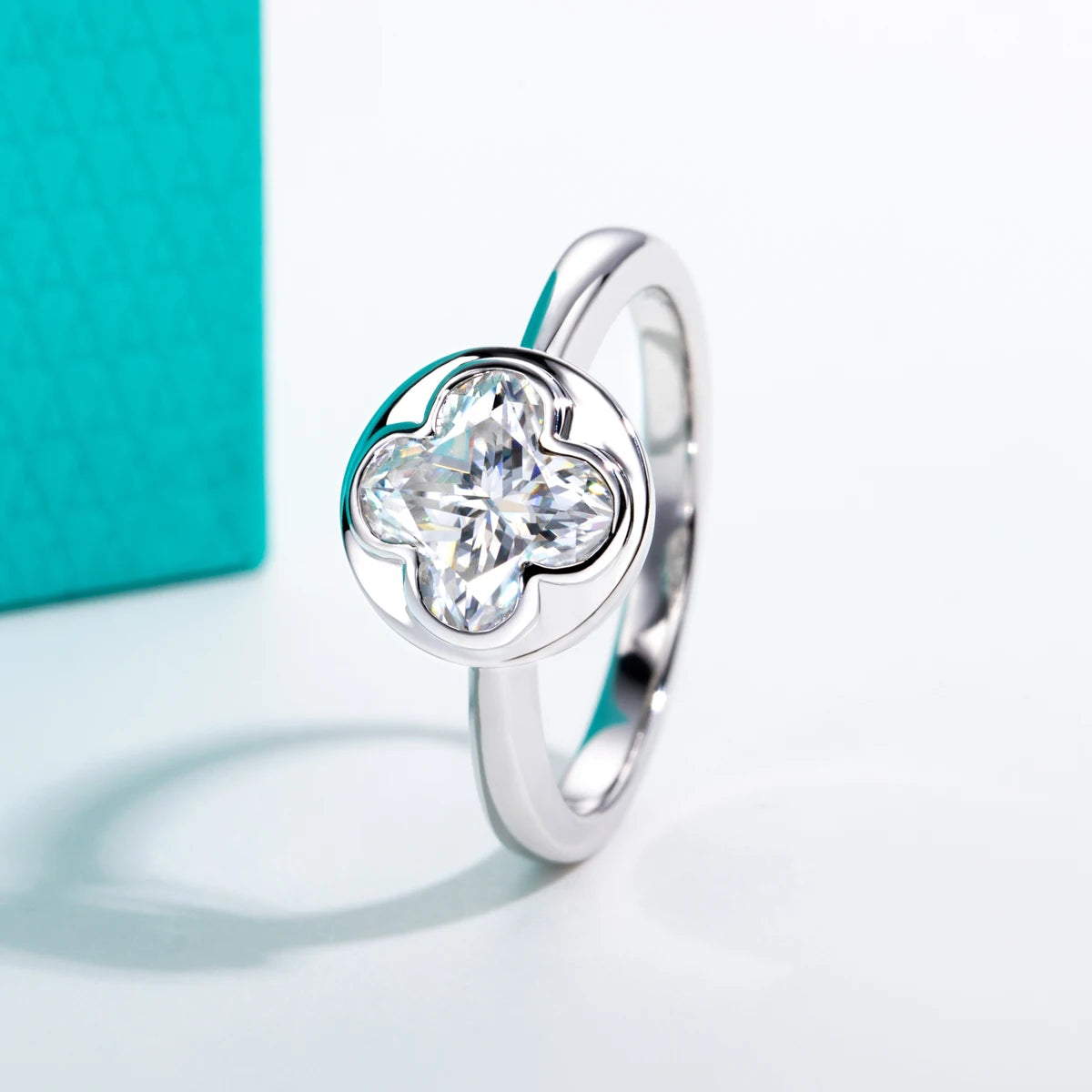 Four-leaf clover cut moissanite 2ct 7mm D color VVS1, clover outline detail — Aurora Moissanite