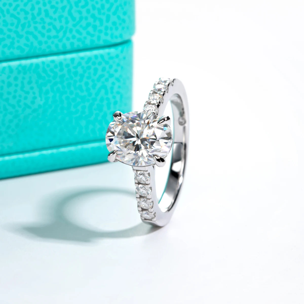 Oval moissanite 3ct D color VVS1, prong solitaire detail — Aurora Moissanite