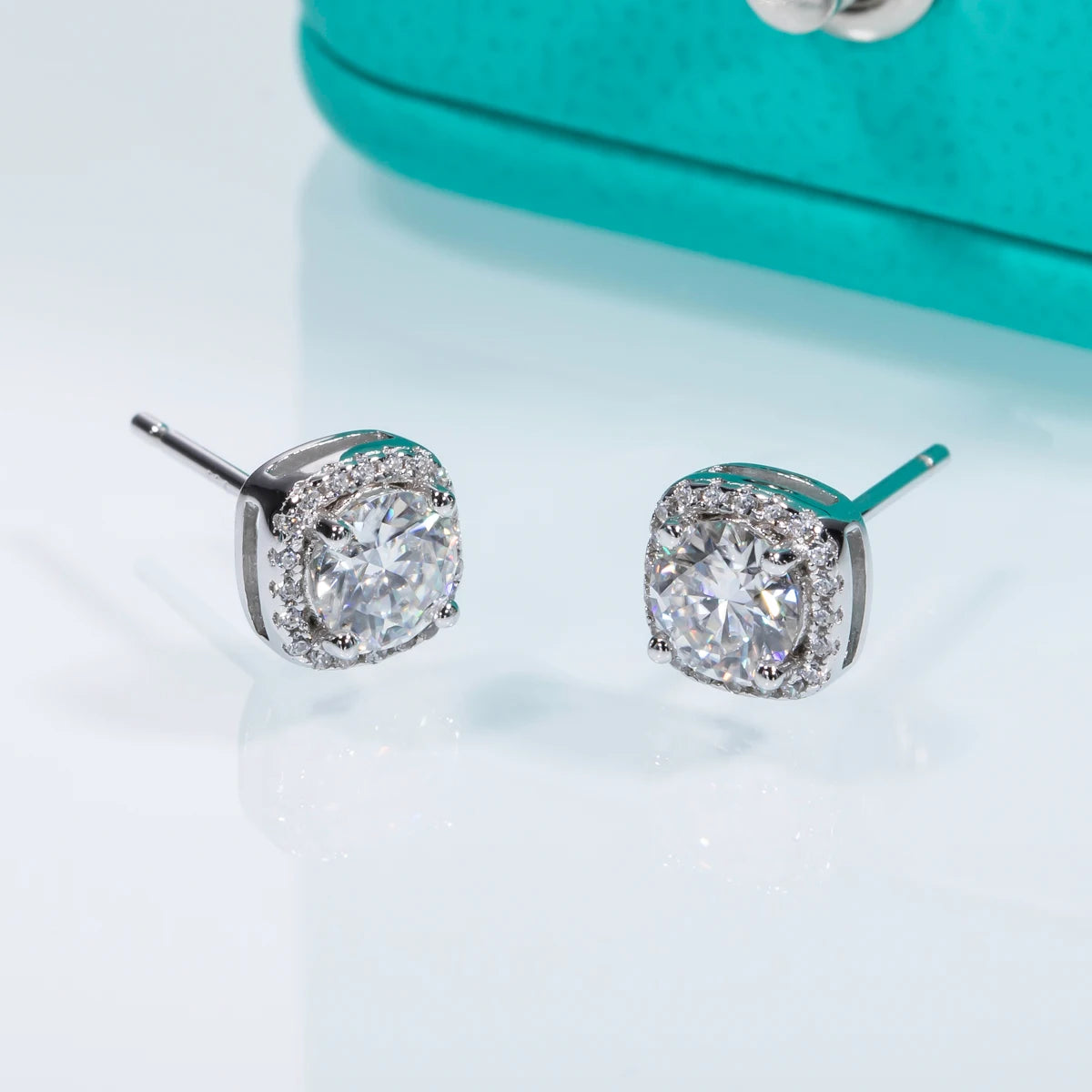 1cttw 5mm round moissanite earrings side view, S925 — Aurora Moissanite
