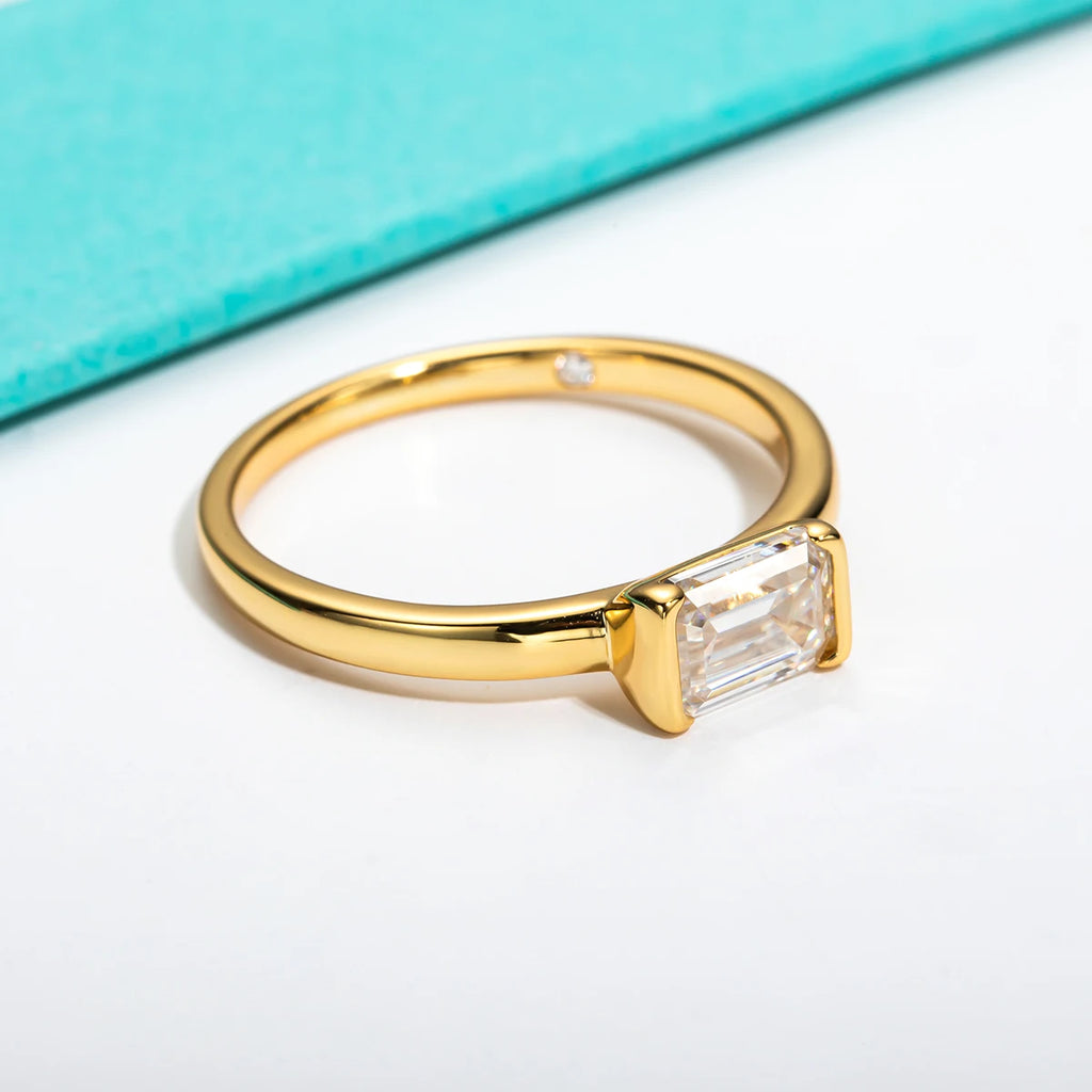 Emerald moissanite 1ct D color VVS1, yellow gold setting — Aurora Moissanite