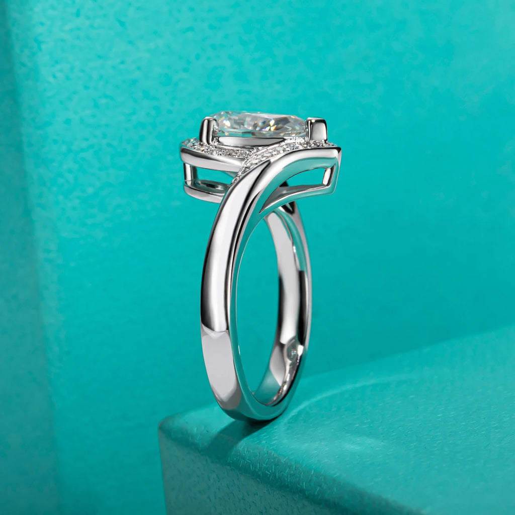 Pear moissanite halo ring 2.5ct D color VVS1, halo stones detail — Aurora Moissanite