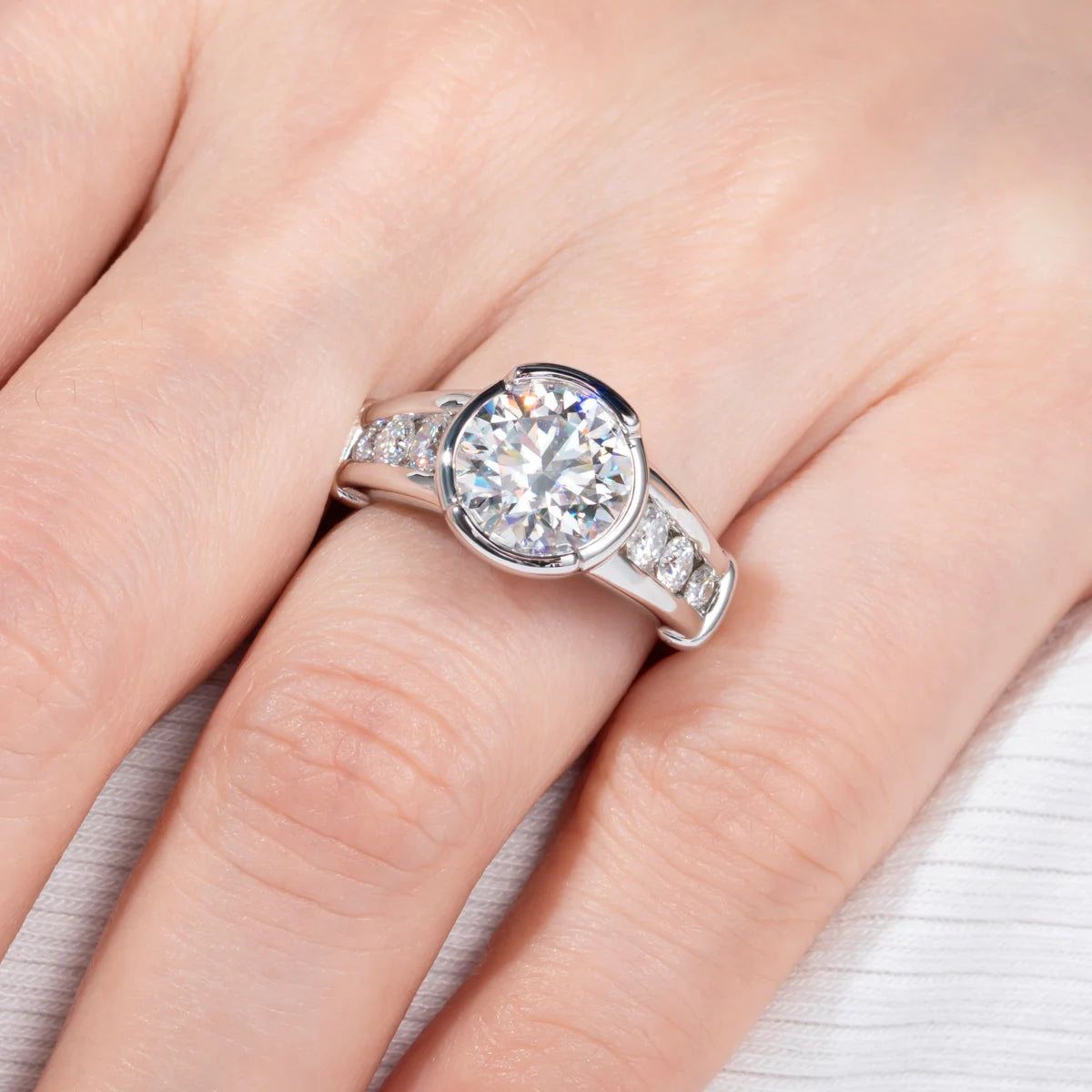 Round moissanite 3ct top view, 18K gold unisex engagement ring — Aurora Moissanite