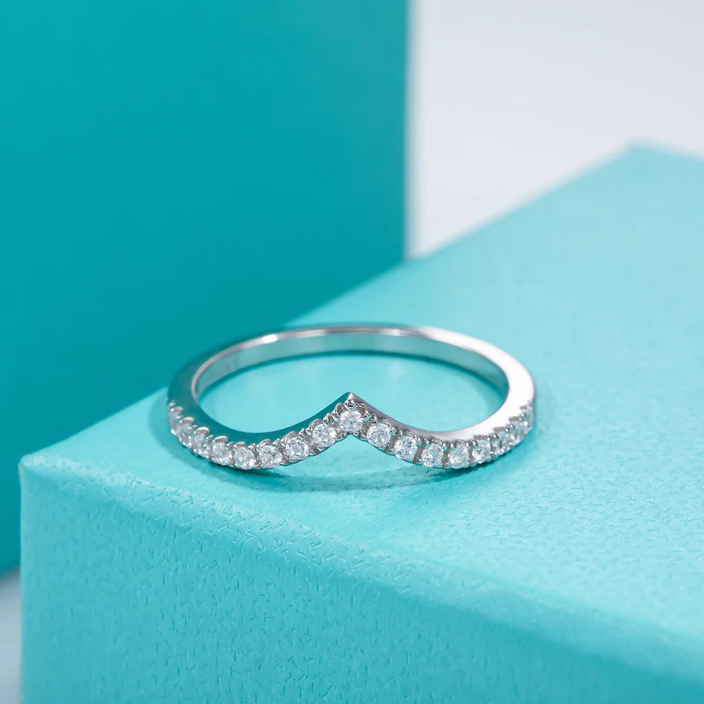 The Glow Band — moissanite V-row ring, front view, 18K white gold plated — Aurora Moissanite