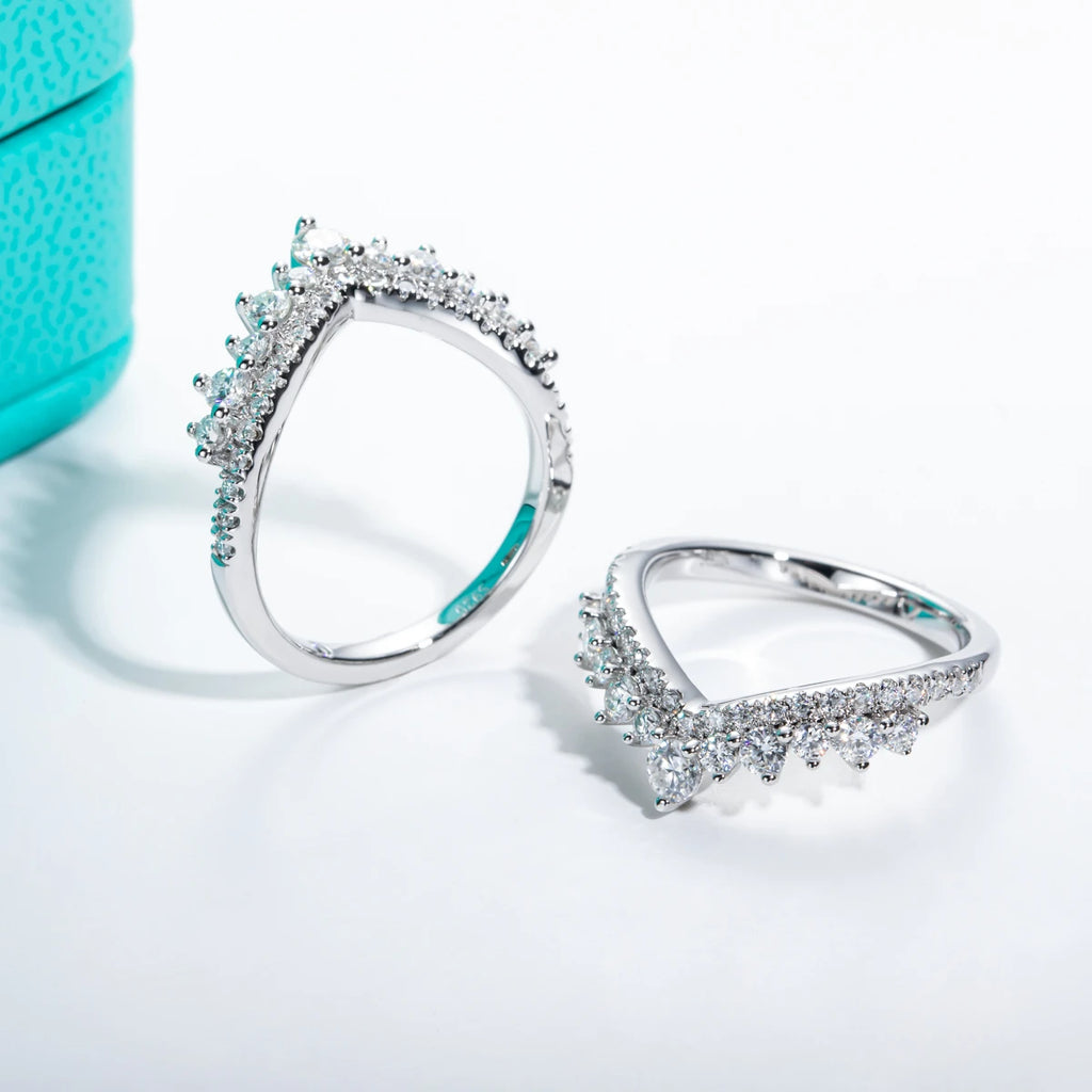 Heart-pattern moissanite wedding band D color VVS1, heart motif detail — Aurora Moissanite