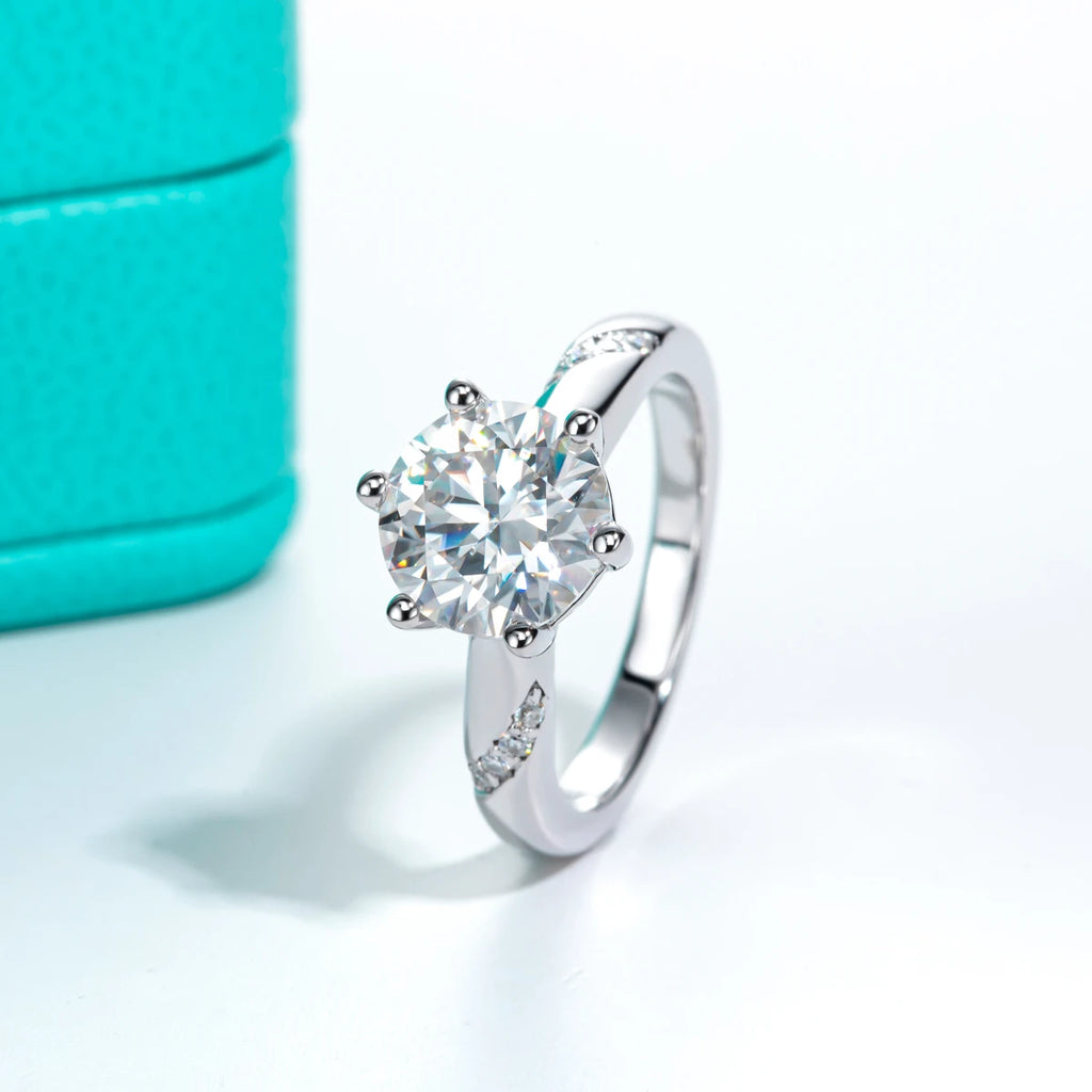 The Wyn Ring — 3ct round moissanite solitaire, front view, 18K gold — Aurora Moissanite