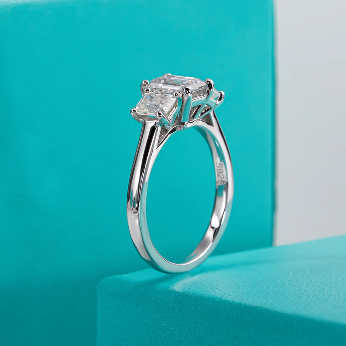 1.6ct emerald moissanite ring, side profile, 18K gold plated S925 — Aurora Moissanite