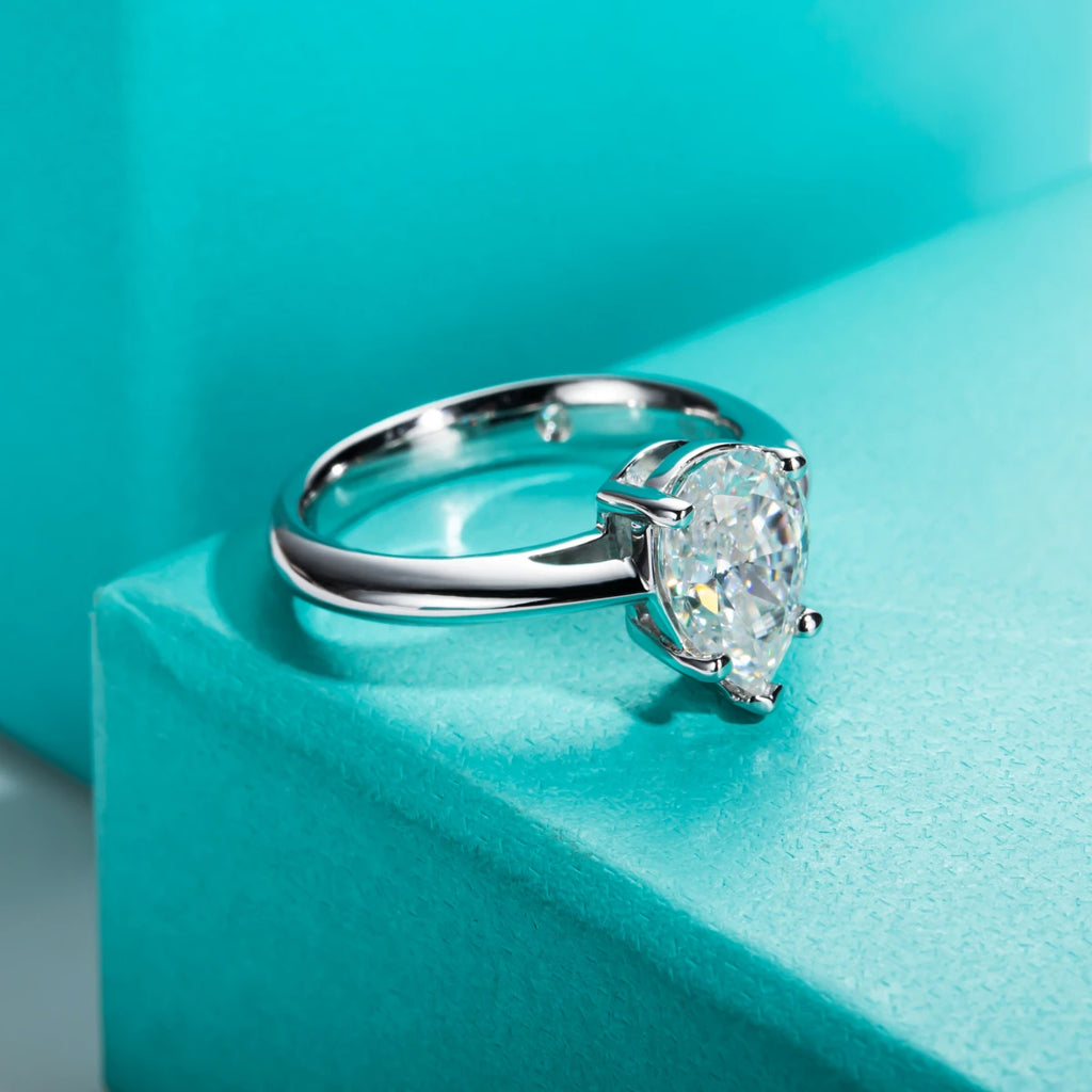 Pear cut moissanite 2.5ct D color VVS1, classic prong solitaire detail — Aurora Moissanite
