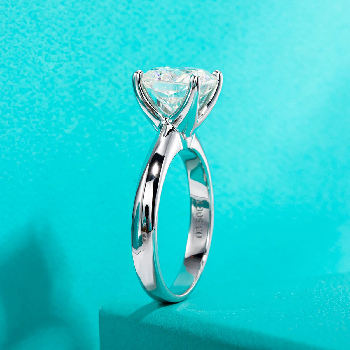 Cushion cut gray moissanite 3.5ct, silver-gray body with fire and brilliance — Aurora Moissanite