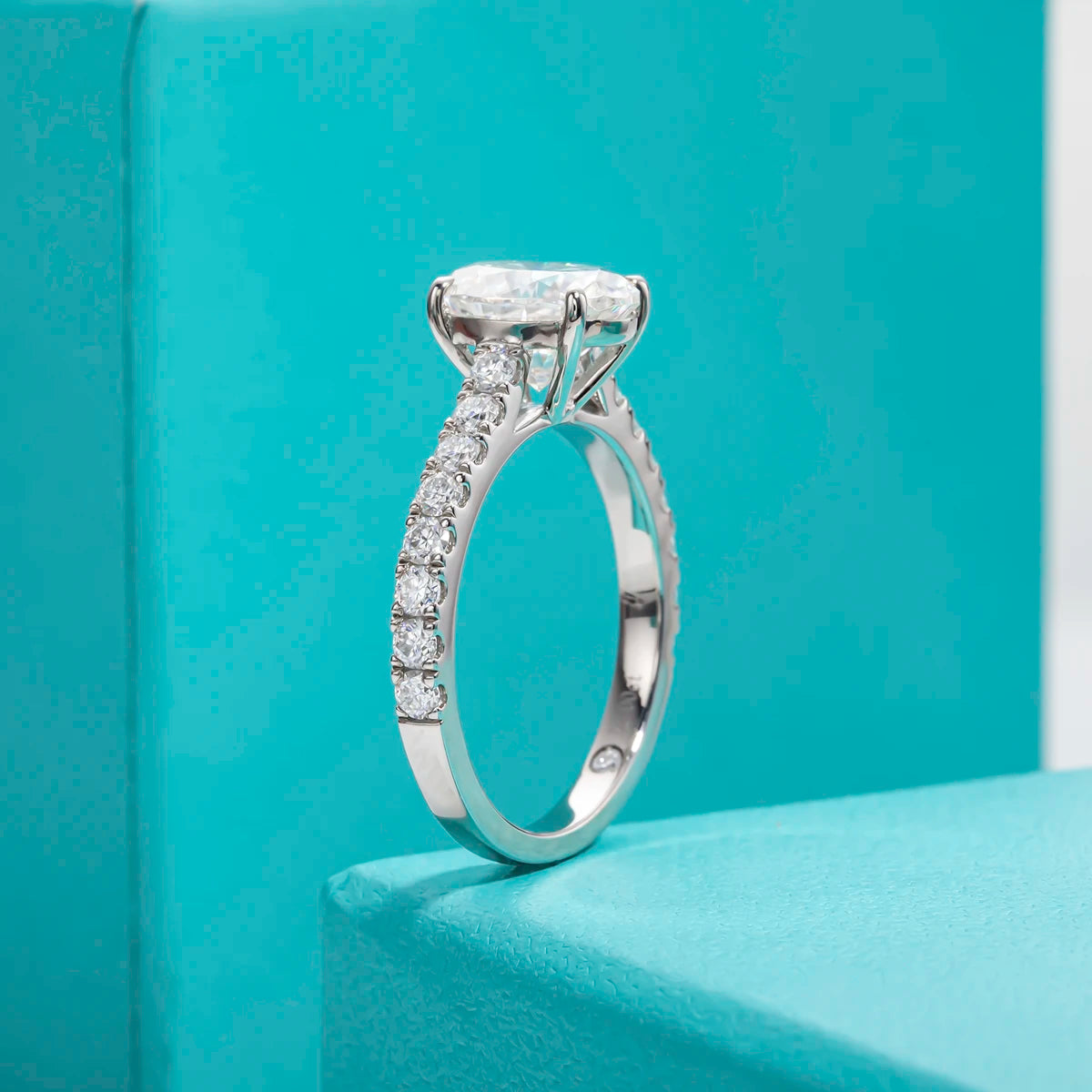 Oval moissanite 2ct D color VVS1, 18K gold setting — Aurora Moissanite