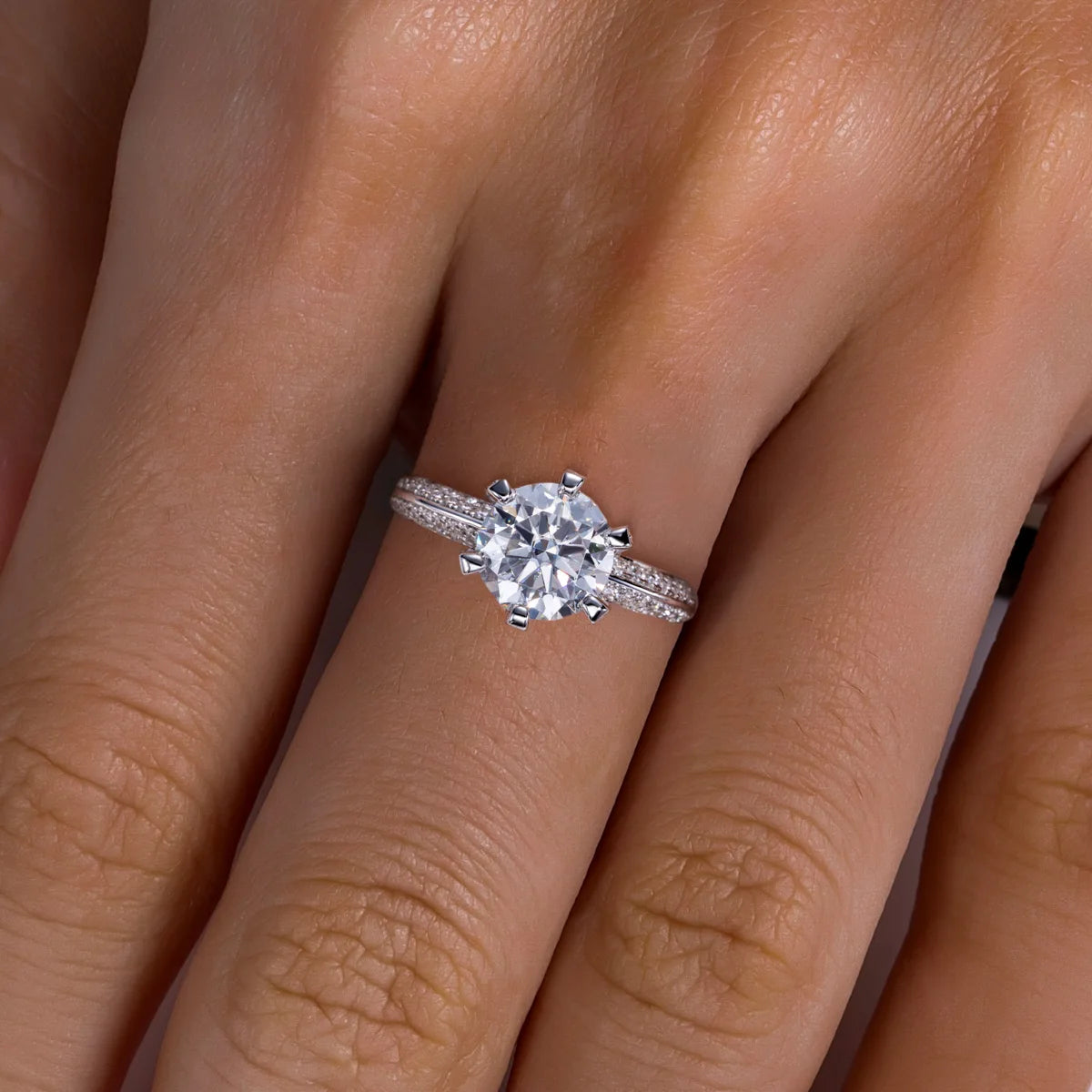 Round moissanite 3ct top view, 18K gold — Aurora Moissanite