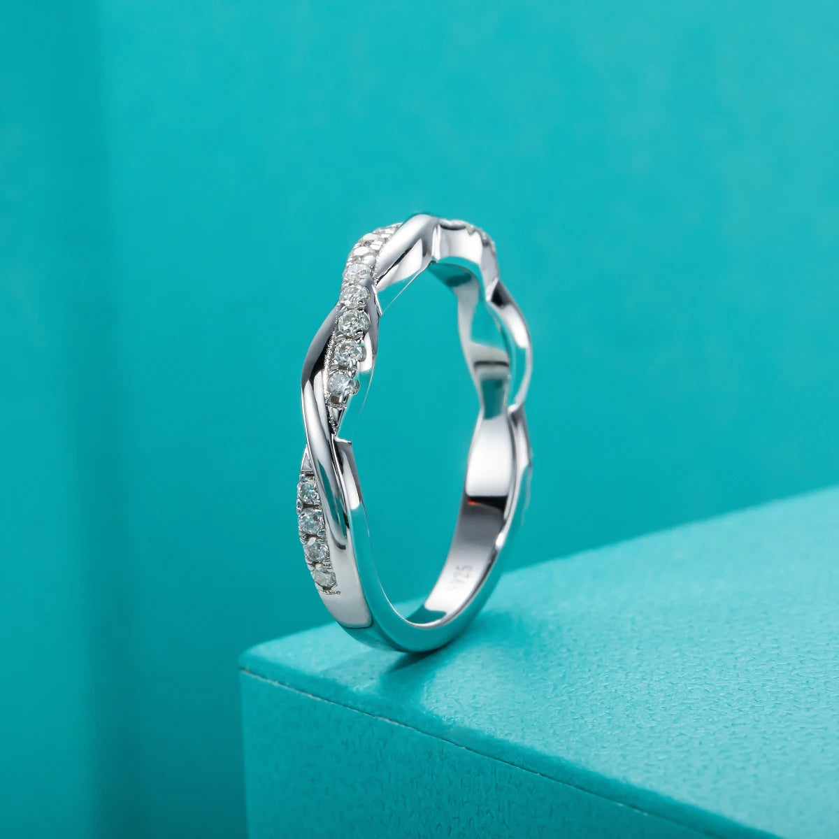 Moissanite eternity band 1.3mm with zircon accents, detail view, S925 silver — Aurora Moissanite