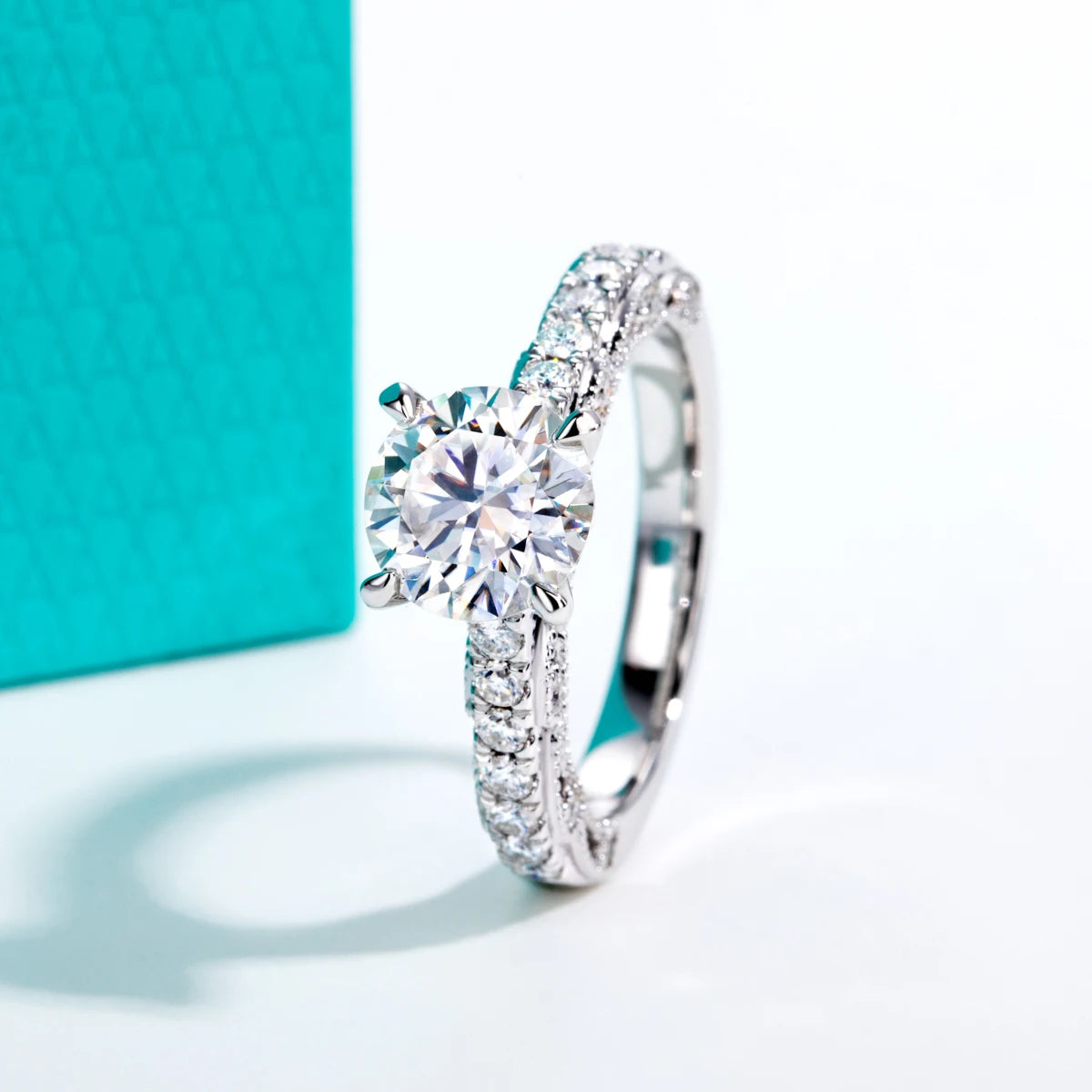 Round moissanite 2ct D color VVS1, vintage gold setting detail — Aurora Moissanite