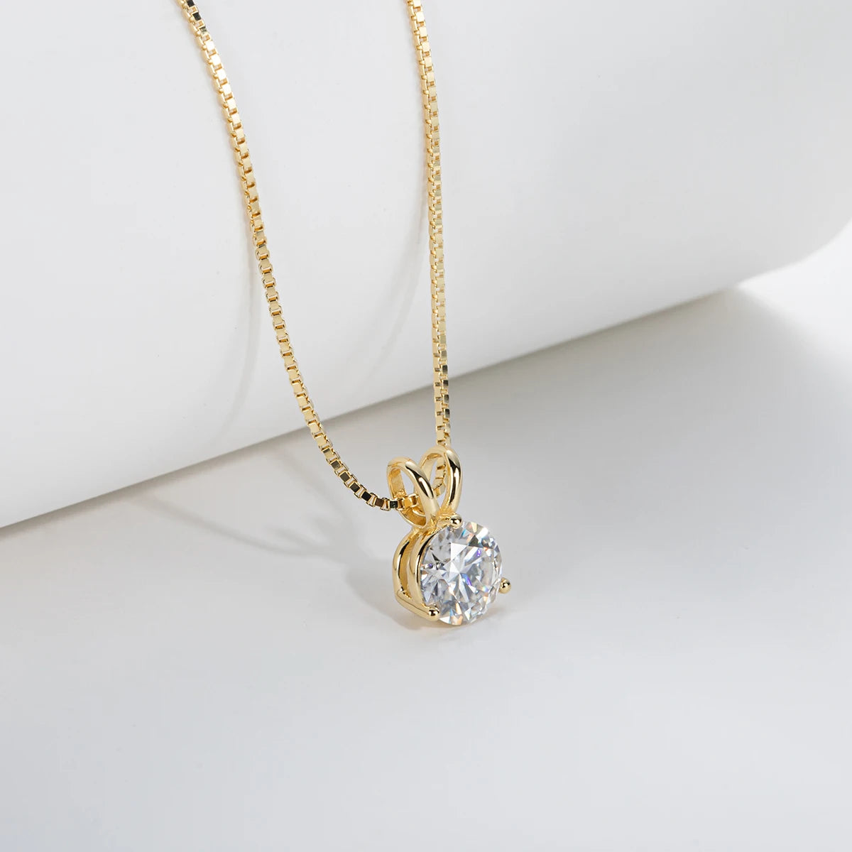 Round moissanite pendant 1ct D color VVS1, three-prong claw setting detail — Aurora Moissanite