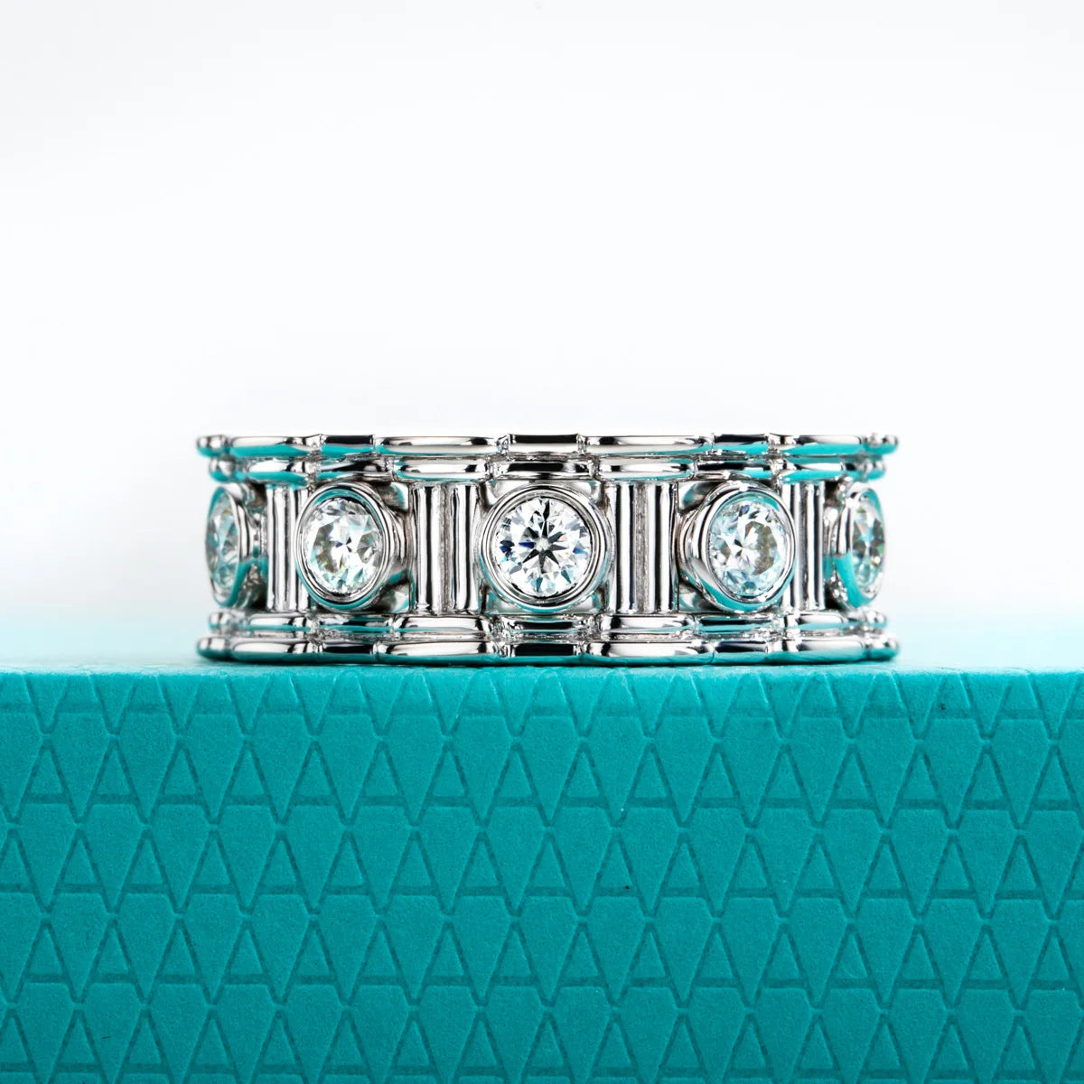 The Vale Band — 2.5mm or 3mm moissanite column ring, sizes 5–12 — Aurora Moissanite