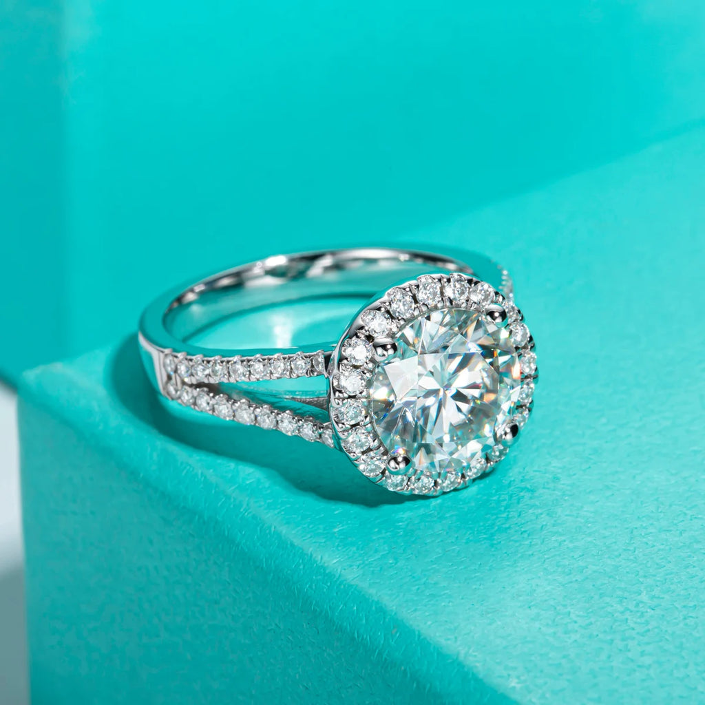 Round moissanite 3ct halo D color VVS1, gold halo ring detail — Aurora Moissanite