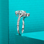 Oval moissanite 3ct D color VVS1 in V-shape shank, stone detail — Aurora Moissanite