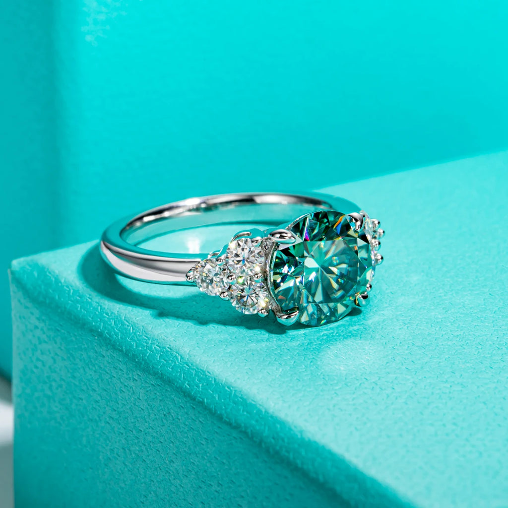 Blue-green moissanite 3ct, teal body color with fire, 18K gold ring — Aurora Moissanite