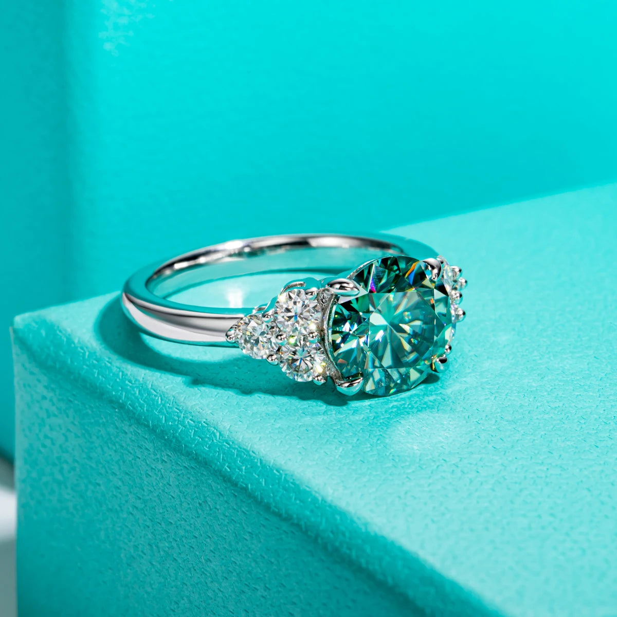 Blue-green moissanite 3ct, teal body color with fire, 18K gold ring — Aurora Moissanite
