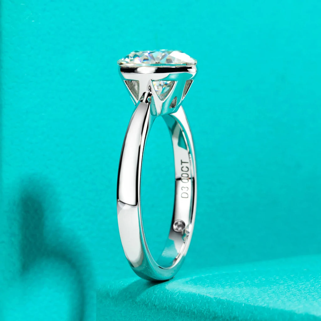 Round moissanite D color VVS1 invisible setting, seamless stone surface detail — Aurora Moissanite