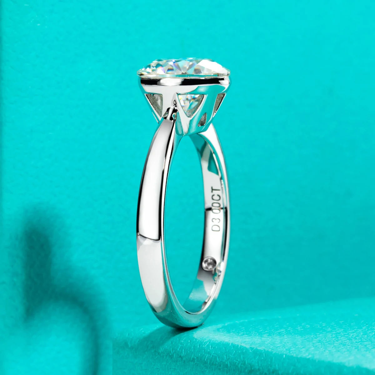 Round moissanite D color VVS1 invisible setting, seamless stone surface detail — Aurora Moissanite