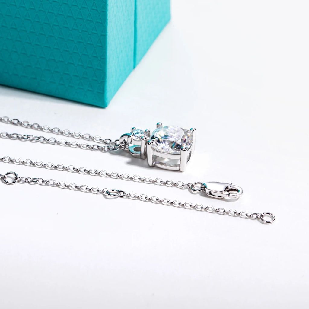 Cushion moissanite pendant 2ct D color VVS1, stone detail close-up — Aurora Moissanite