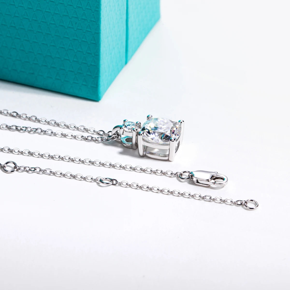Cushion moissanite pendant 2ct D color VVS1, stone detail close-up — Aurora Moissanite