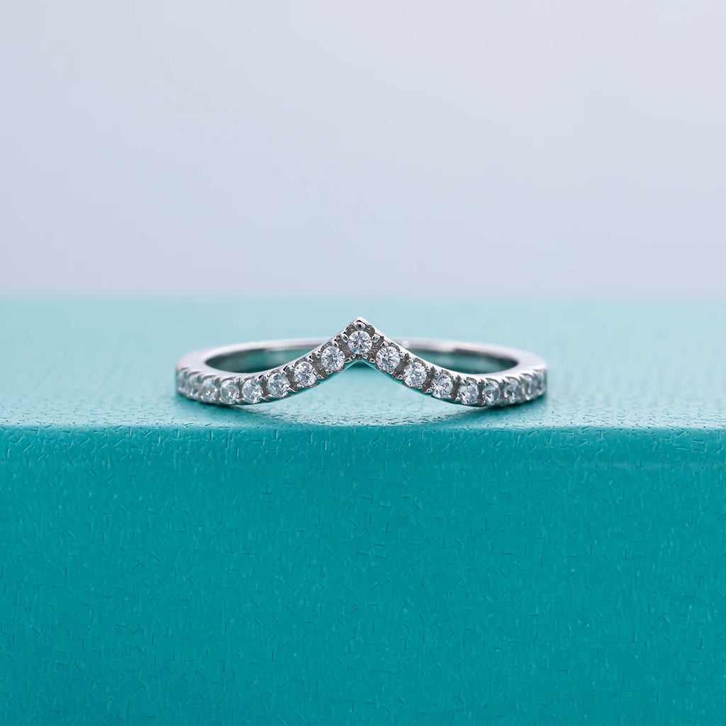 Moissanite V-row ring 1.5mm stones D color VVS1, converging point detail — Aurora Moissanite