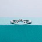 Moissanite V-row ring 1.5mm stones D color VVS1, converging point detail — Aurora Moissanite
