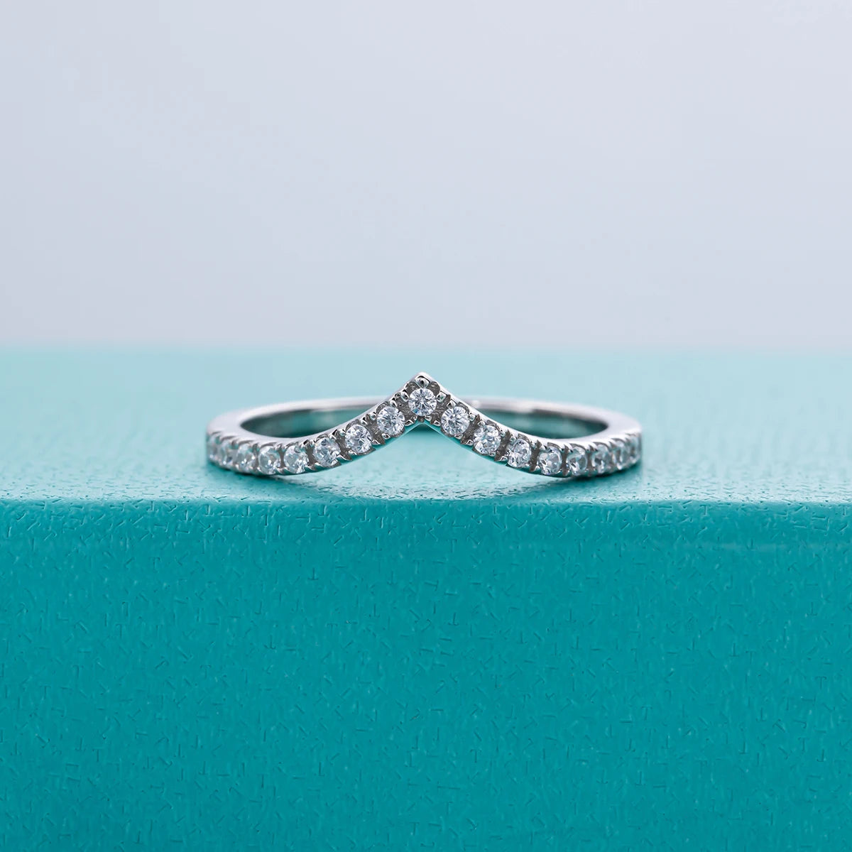 Moissanite V-row ring 1.5mm stones D color VVS1, converging point detail — Aurora Moissanite