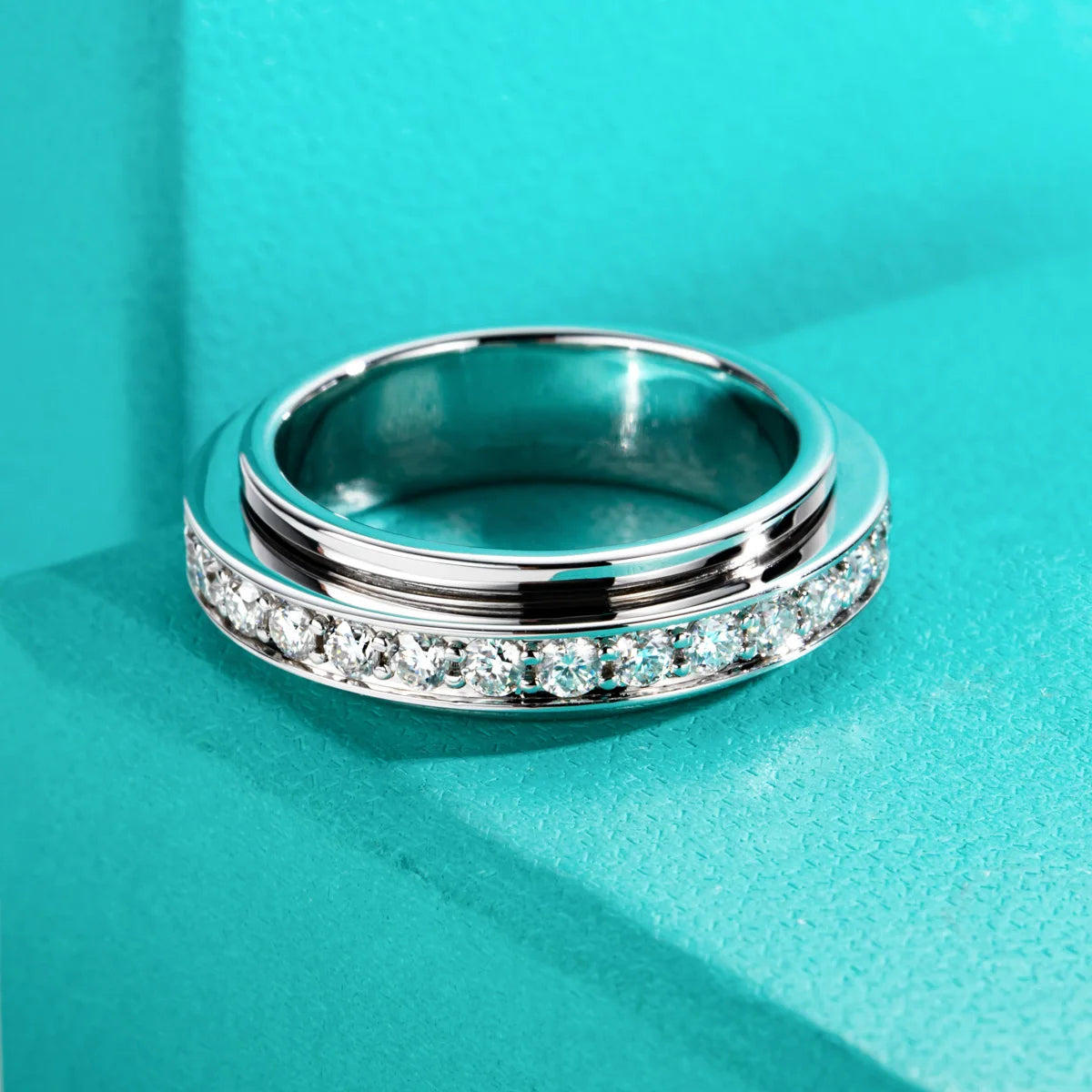 Moissanite fidget spinner ring D color VVS1, spinning mechanism detail — Aurora Moissanite